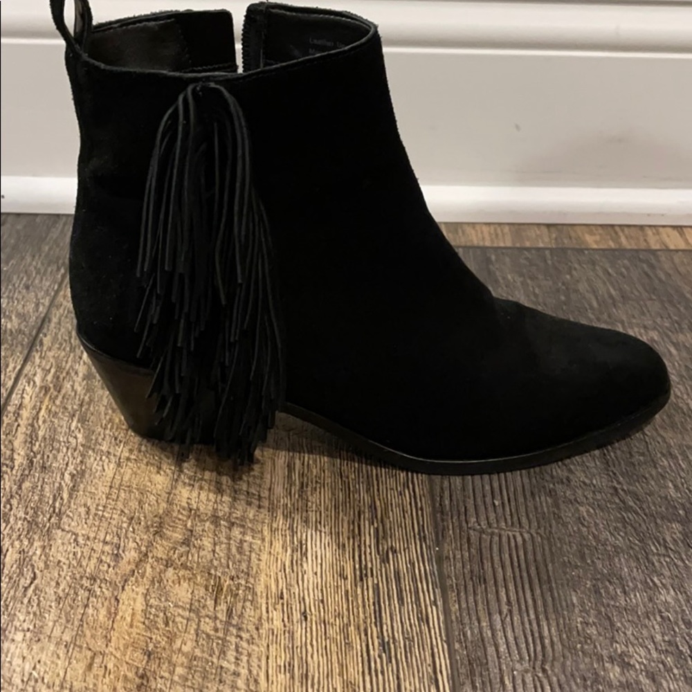 Black suede Via Spiga booties